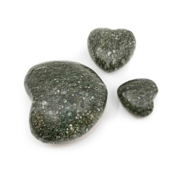 Drei Herzen aus grünem Stein, Andeer Granit, im Kreis angelegt verschiedene Grössen klein mittel gross
