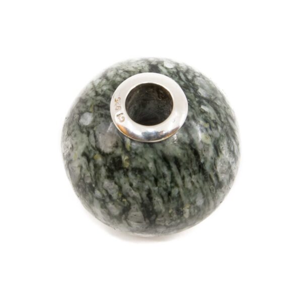 Kugel aus grünem Stein mit sich und Silberteile