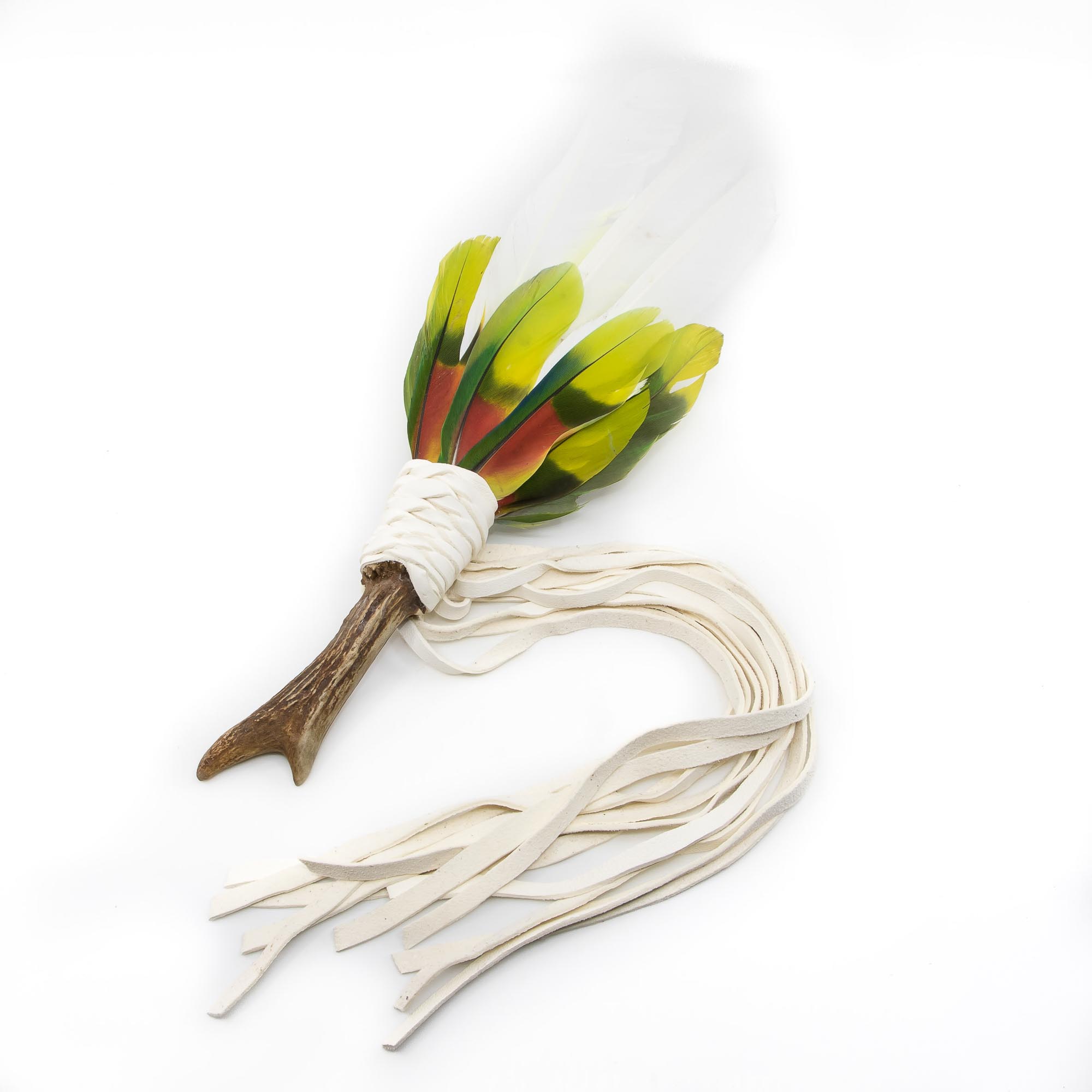 Räucherfächer mit Horn, weissen Arafedern und farbigen Amazonefedern